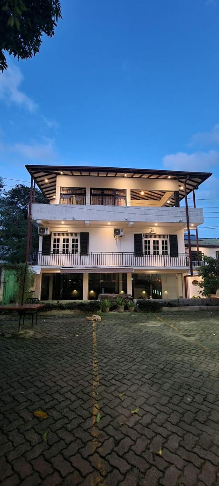 The Empyrean Airport Transit Hotel Katunayaka Bagian luar foto