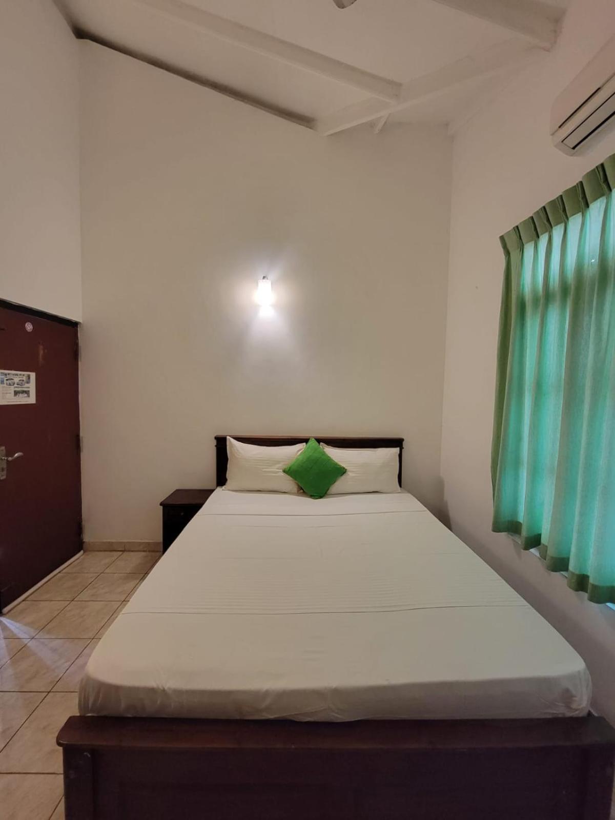 The Empyrean Airport Transit Hotel Katunayaka Bagian luar foto