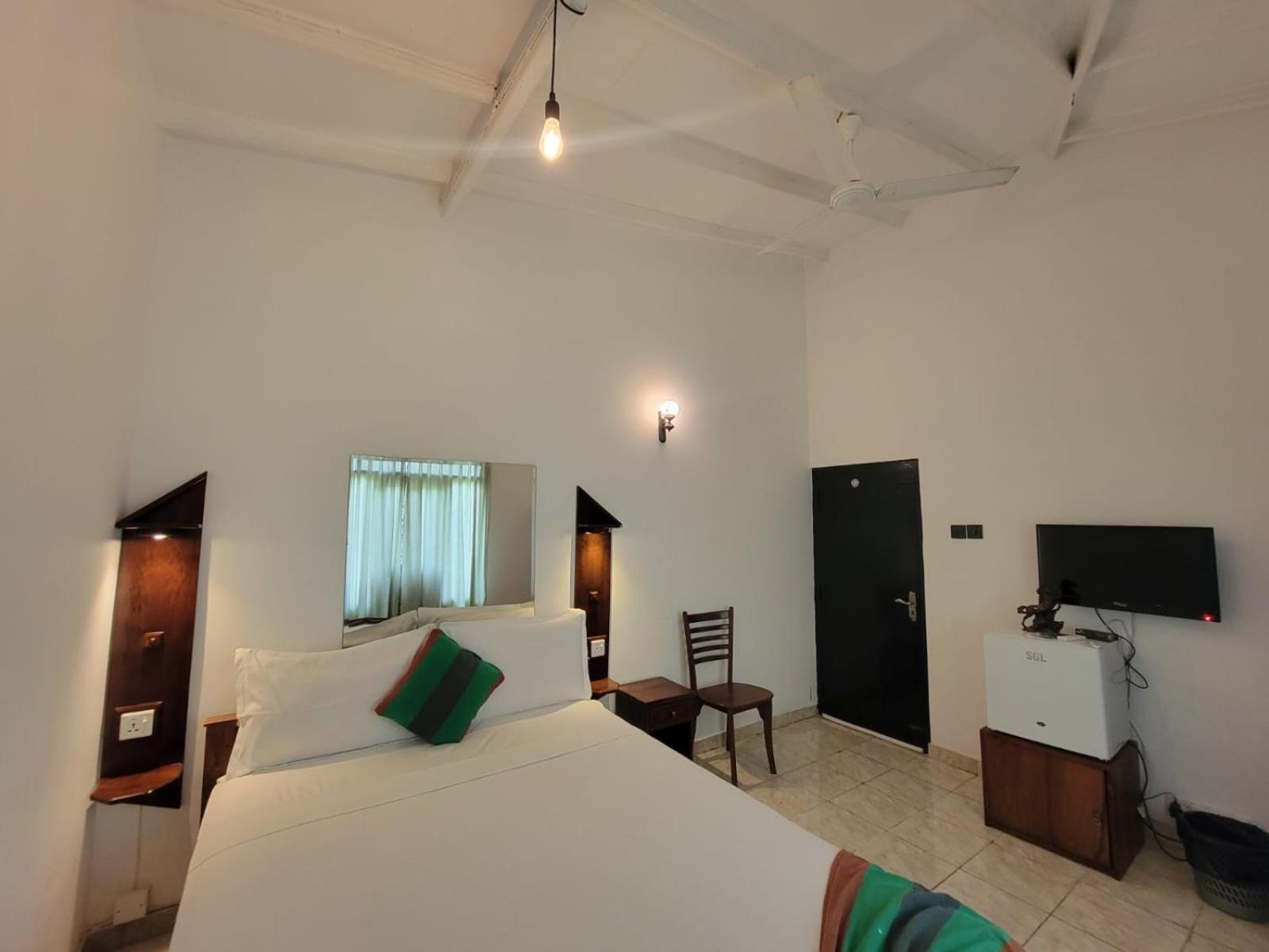 The Empyrean Airport Transit Hotel Katunayaka Bagian luar foto