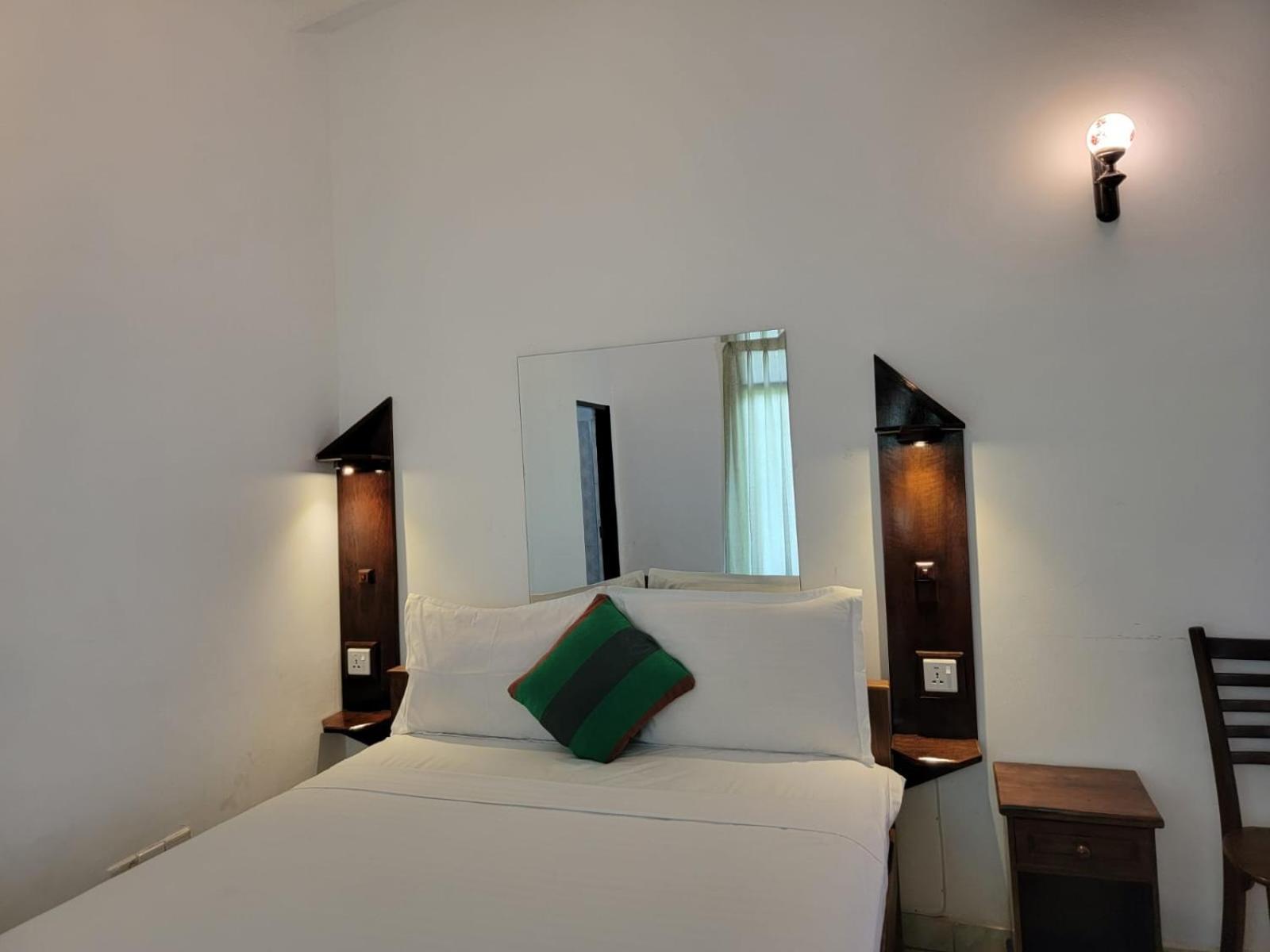 The Empyrean Airport Transit Hotel Katunayaka Bagian luar foto