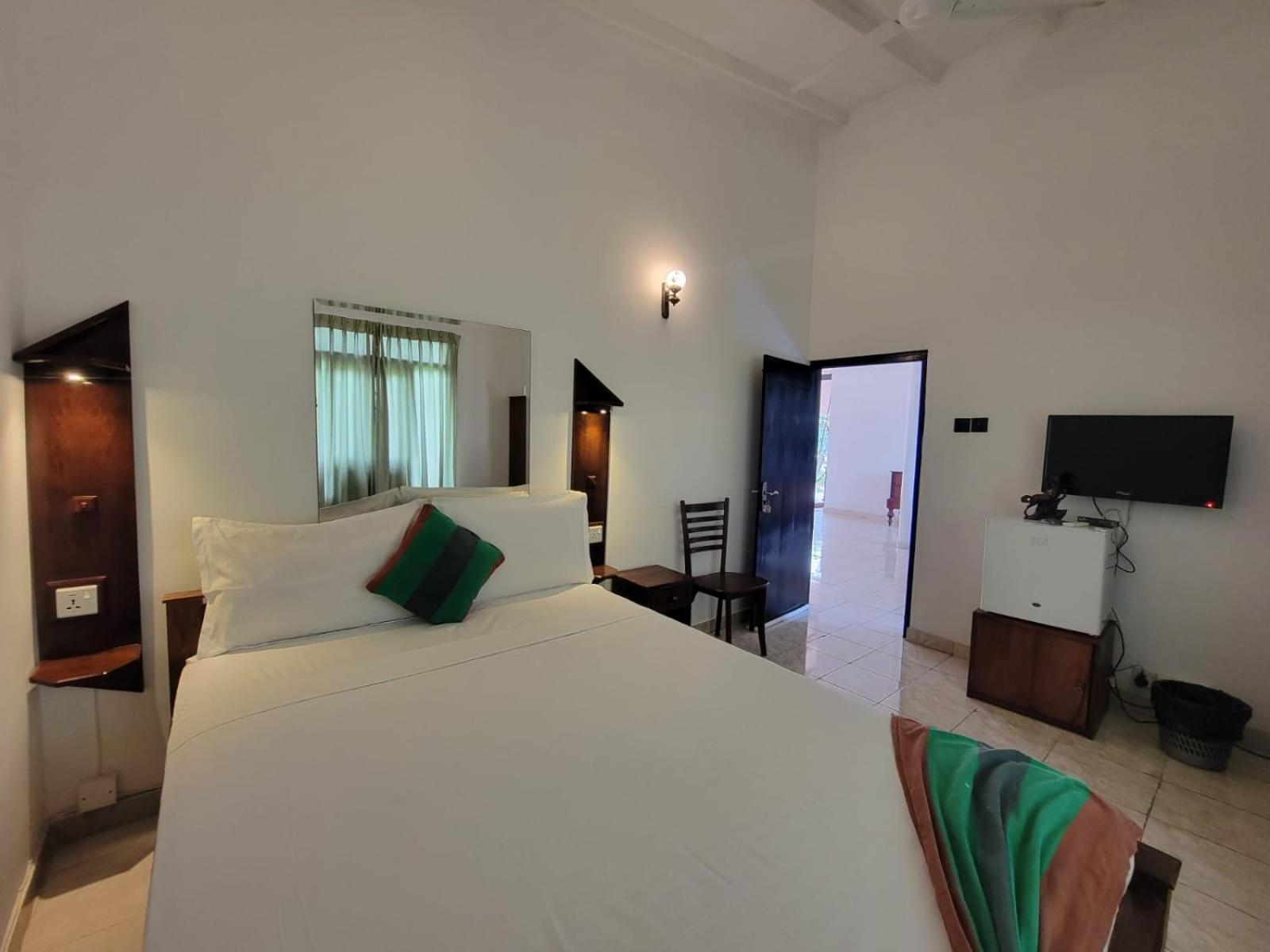The Empyrean Airport Transit Hotel Katunayaka Bagian luar foto
